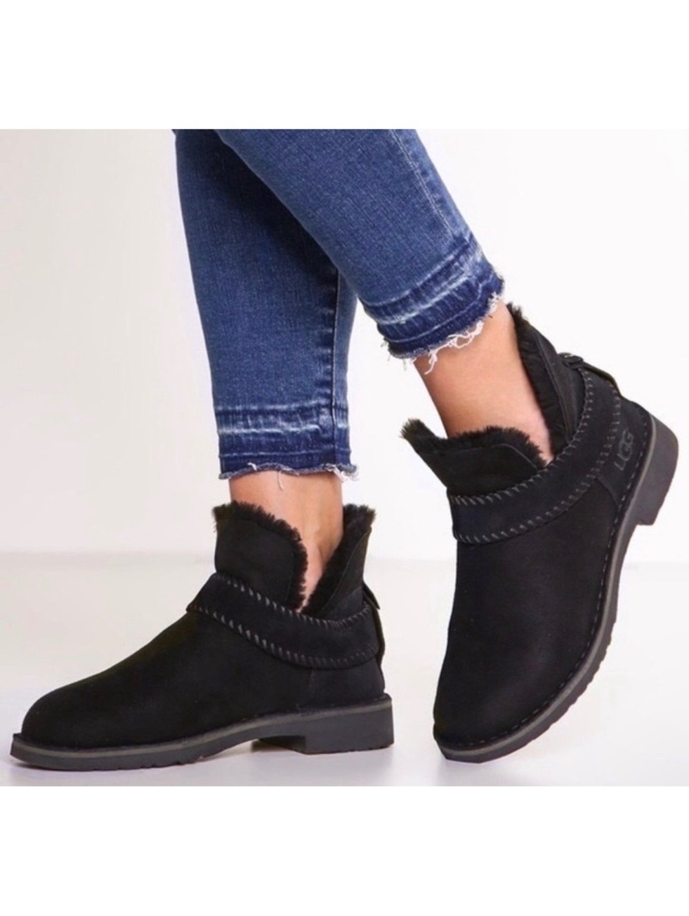UGG McKay Sheepskin Chelsea Ankle Boots Black Suede Fur Lined Women’s Size 8